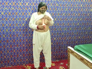 652a8664470c2 Pakistani Sexy Lady Sex with Large Dildo