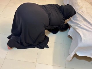 672b9bff479df Arab Big Ass Hot Stepmom Stuck Under Bed When She Clean my Room! Then i see her booty & Masturbating