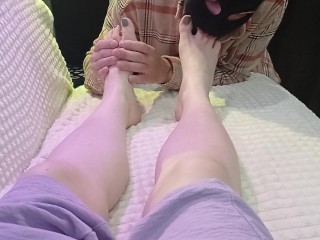 685a5532e15b9 slave licks mistress's feet
