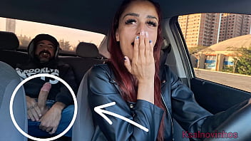 video.ohbllfofe55 Slutty app driver catches passenger masturbating behind her back!