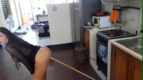 video.ohkcpofe683 लीक हुआ वीडियो - प्रसिद्ध मैक्सिकन इन्फ्लुएंसर रसोई में झाड़ू से हस्तमैथुन करता है