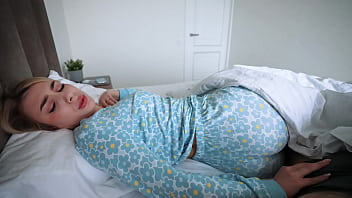 video.ohllilm359e My whore step mom wakes me up in the best way she knows!