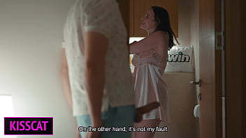 video.ohmdoivd11f Stepson and Stepmom Share One Hotel Bed—What Forbidden Secrets Unfold Tonight?!