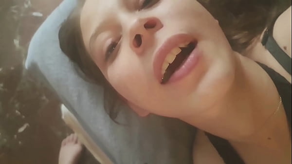 video.uclcfhbddb4 एना और उसके दोस्तों को उनके चेहरे पर कमशॉट्स मिलते हैं