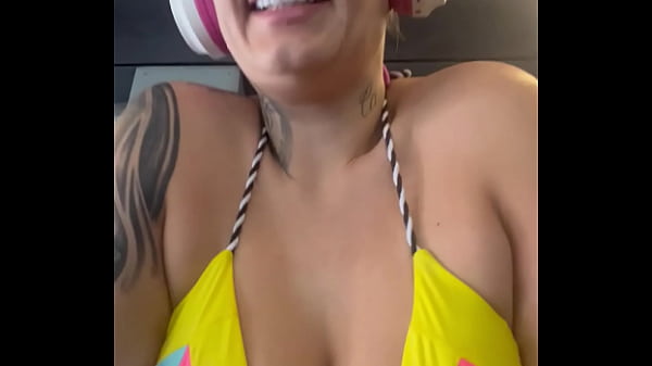 I was all sweaty and wet at the gym in front of Copacabana Beach, my pussy was wet and full of salt! — video thumbnail