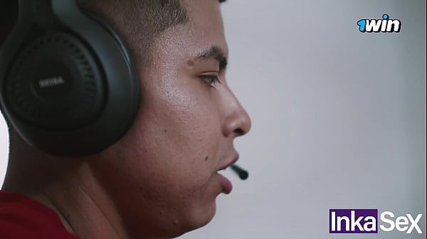 video.udpuaeoc103 मेरी बड़ी सौतेली बहन घर का सम्मान नहीं करती, वह अजनबियों के साथ बकवास करती है और फिर मेरे बिस्तर पर बैठ जाती है।