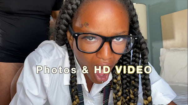 video.ueeckkb0573 पूरा वीडियो यहाँ रेवेन स्वैलोज़ एक शरारती छोटी फूहड़ है जो इसे अपने गधे से प्यार करती है