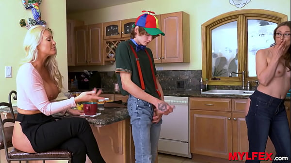 video.uefefkbc5fa Mylfex - बिगड़ैल लड़का अपनी हॉट माँ और सौतेली चाची को खुश करता है