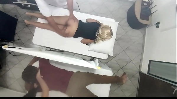 video.ueudtak74df Real Video Recording How the Masseur Has Sex with the Woman Next to her Husband