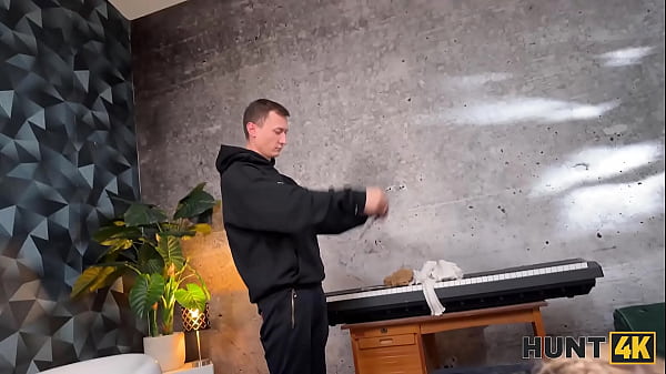 HUNT4K. Blonde babe Naomi Love is showing off her natural boobs and cheating on her BF in front of him — video thumbnail