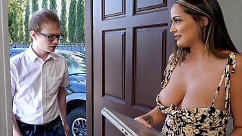 VIDEO.UFKAUEMFDB4 Young Nerd Helps her Hot MILF Neighbor with her Laptop