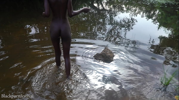 video.ufmlokdaeba Attractive African village girl bathing in the river